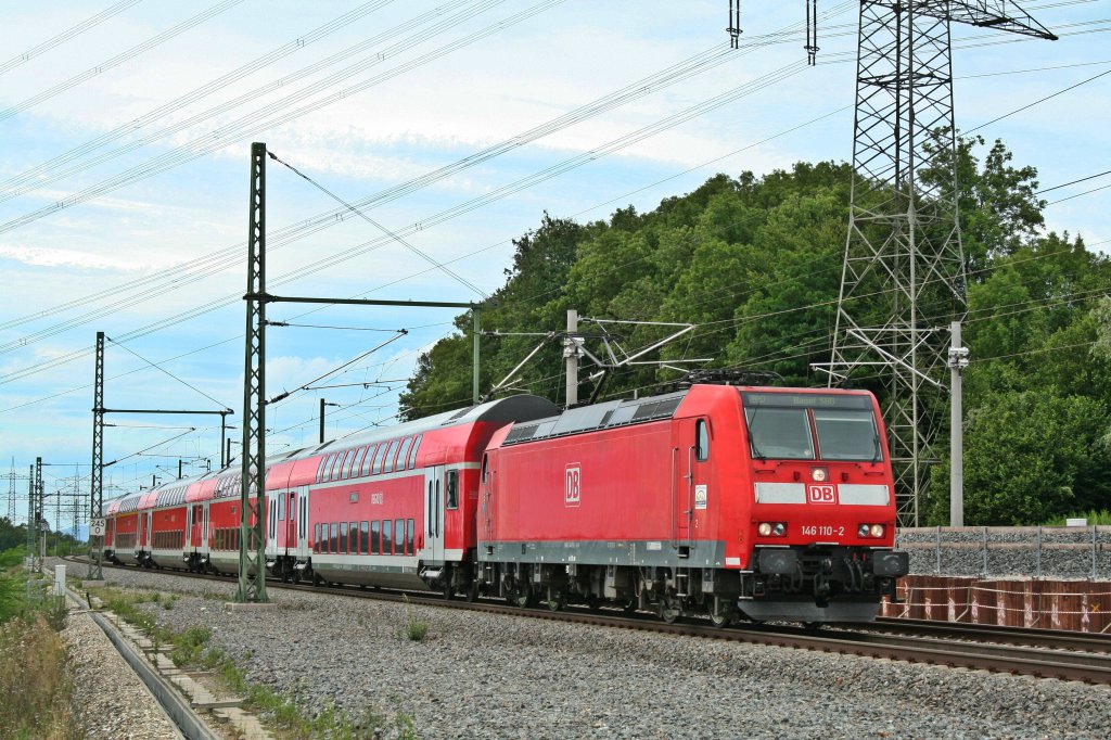 146 110-2 mit einem RE nach Basel SBB am 19.07.12 kurz nach Schliengen. Oben ist die damals noch nicht fertig gestellte Auffahrt zum Katztenbergtunnel zu sehen.