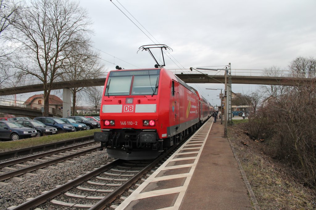 146 110-2 mit ihrer neuen Seitenwerbung in Orschweier am 28.01.2013.
