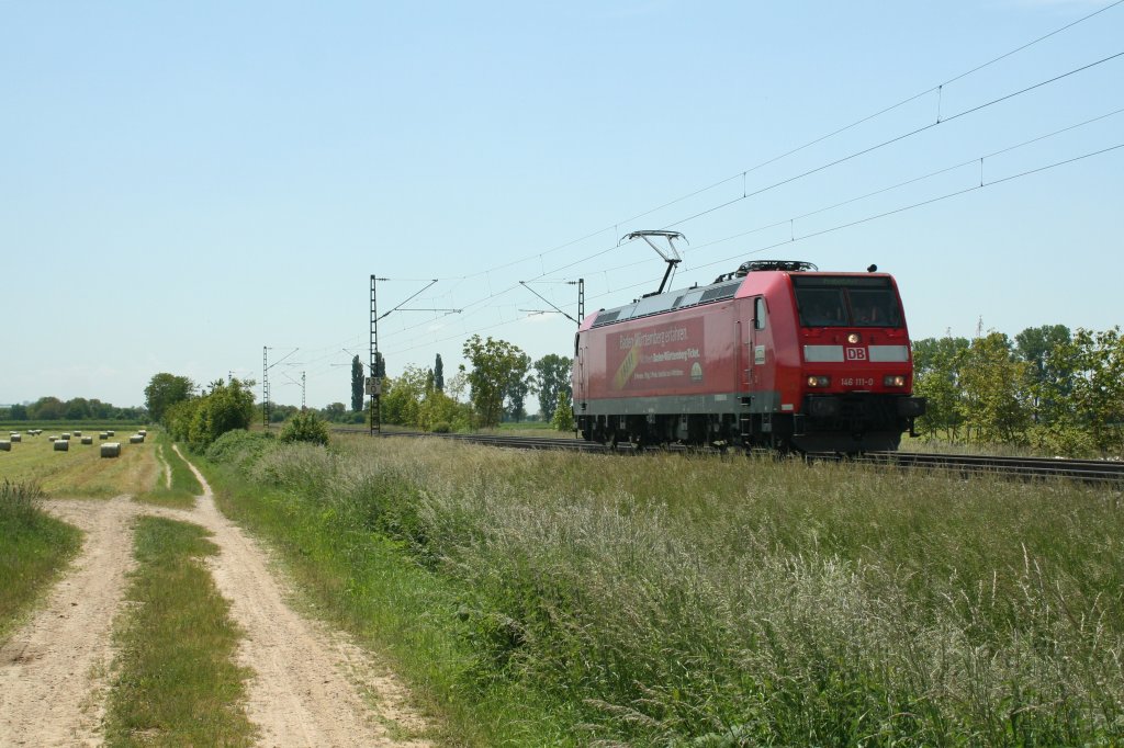 146 111-0 hatte lange Zeit Probleme mit dem Stromrichter 2 und stand deswegen in der Freiburger Werkstatt.
Am 05.06.13 konnte ich die Lok bei der Probefahrt aufnehmen. Hier ist sie gerade wieder auf dem  Heimweg  von Mllheim Richtung Freiburg (Breisgau). (Bild bei Hgelheim)