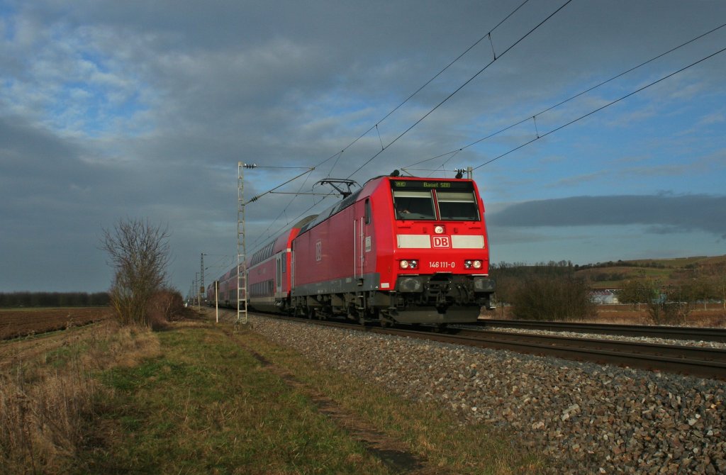 146 111-0 mit einem RE am 28.01.13 bei Hgelheim. Die Lok hat seit neustem eine eine Lackbehandlung bekommen.