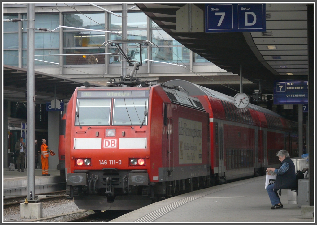 146 111-0 startet  um 15.37 Uhr ab Basel SBB mit einem Dosto nach Offenburg. (16.09.2010)