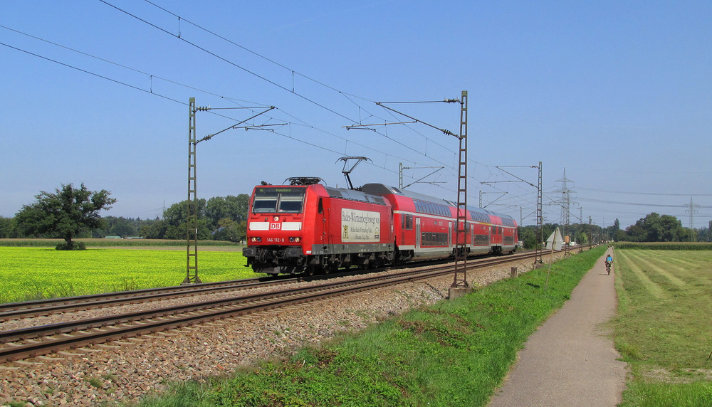 146 112-8, mit Baden Wrttemberg Werbung, hatte am 20.08.2011 die Aufgabe den RE nach Konstanz zu bringen. Hier sieht man den Zug in Ettlingen West.