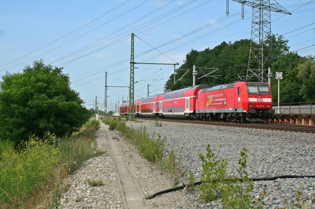 146 112-8 mit dem ca. 20 Minuten verspteten RE 26514 von Basel Bad. Bf nach Offenburg am 06.07.13 sdlich von Schliengen.