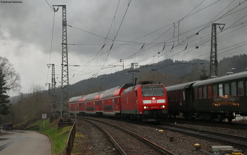 146 112-8 mit dem RE 5315 (Karlsruhe Hbf-Kreuzlingen) bei der Einfahrt Hausach 7.1.12