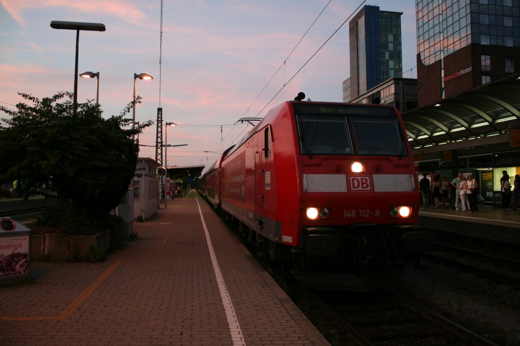 146 112-8 mit einer Dosto-Garnitur am Abend des 20.07.13 aufgerstet abgestellt im Freiburger Hbf auf Gleis 4. (Freiburg/Breisgau Hbf)
Der Zug kam um 20:55 Uhr als RB 26598 aus Offenburg und wird um 22:35 Uhr als RB 26593 weiter nach Basel fahren. (Aufnahmezeitpunkt: 21:32 Uhr)

Danke an einen Freiburger Azubi fr die Infos!