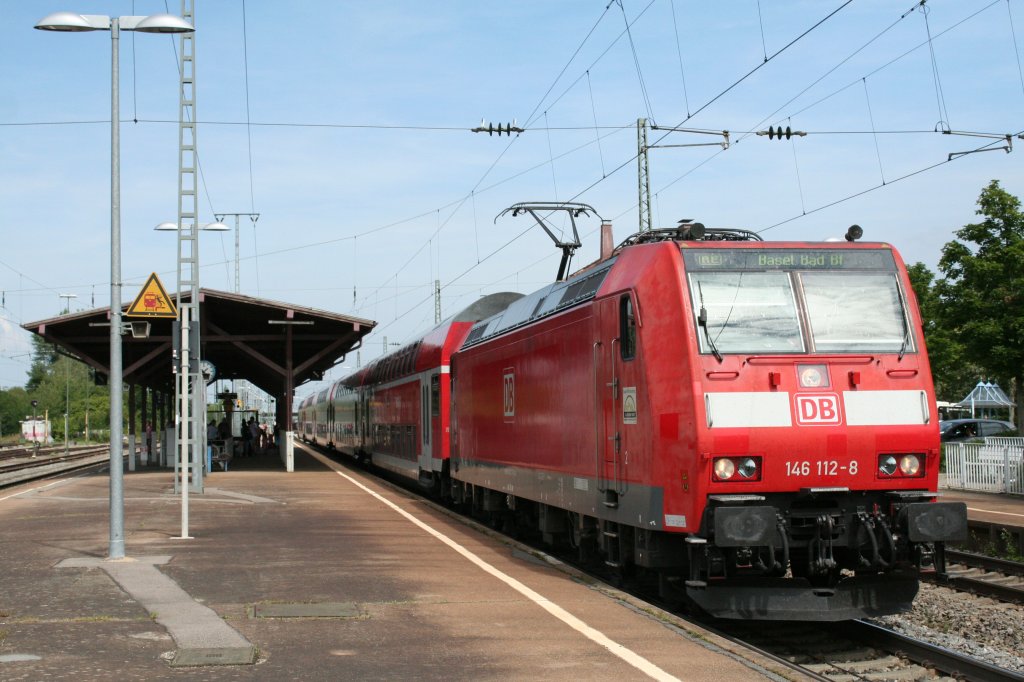 146 112-8 mit einem RE nach Basel Bad. Bf am Mittag des 13.08.12 bei der Abfahrt nach dem Halt in Mllheim (Baden).