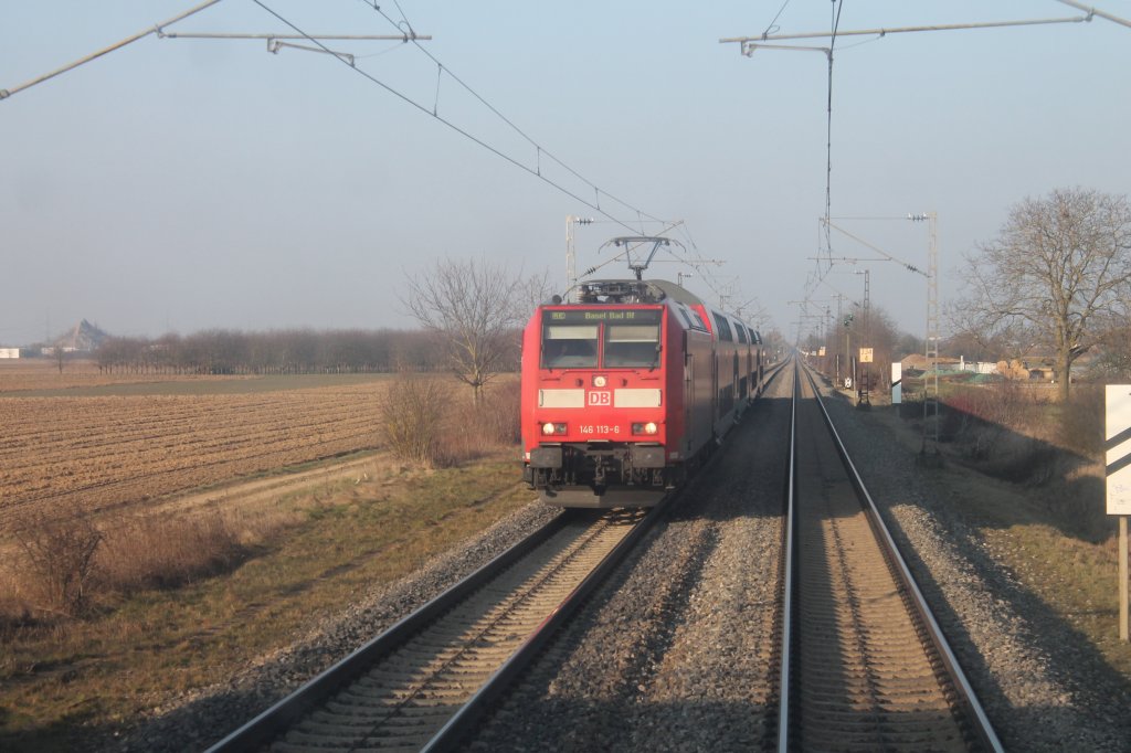 146 113-6 am 03.03.2013 mit einem RE nach Basel Bad Bf. Hier kurz vor ihrem nchsten Halt in Mllheim (Baden).