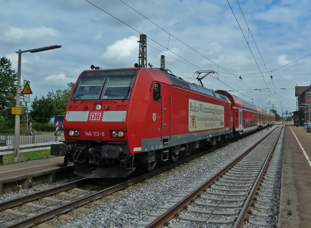 146 113-6 am 31.07.11 mit einem RE nach Basel Bad. Bf beim Halt in Orschweier.