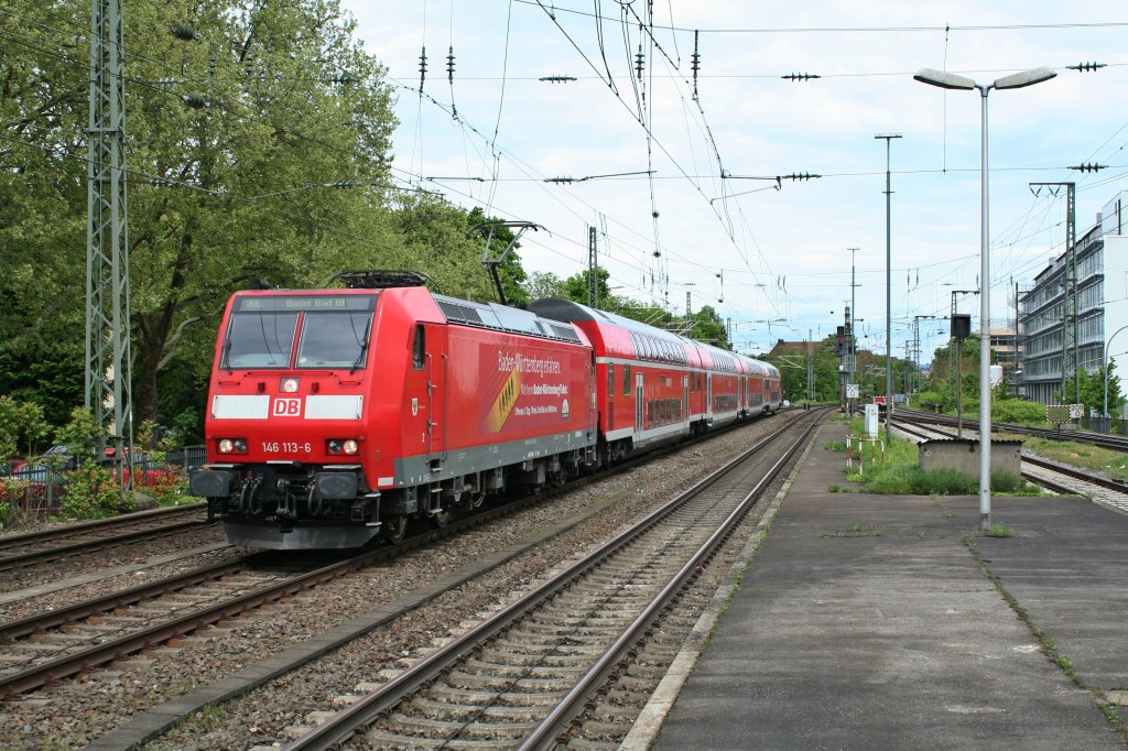 146 113-6 mit dem RE  26517 nach Basel Bad. Bf am 09.05.13 bei der Einfahrt in Freiburg (Breisgau) Hbf.