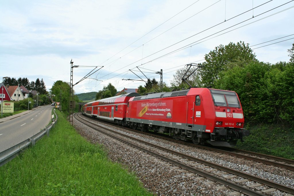 146 113-6 mit dem RE 26512 am 09.05.13 bei der Einfahrt in den Bahnhof Schallstadt. Hier ist der Zug in der Schallstadter Sdkurve zu sehen.