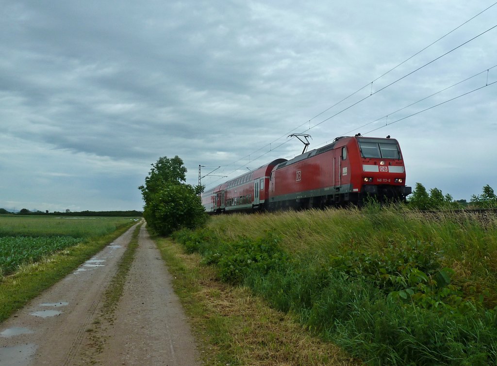 146 113-6 mit einem RE am 08.06.12 kurz vor dem ESig A Mllheim (Baden). Nrdl. Einfahrt)