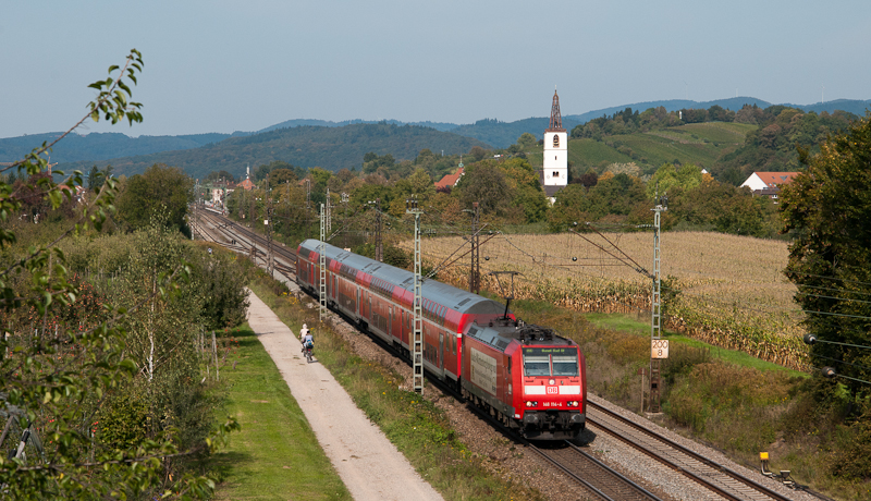 146 114-4 mit dem RE 5341 (Offenburg - Basel Bad Bf) am 25. September 2011 bei Denzlingen.