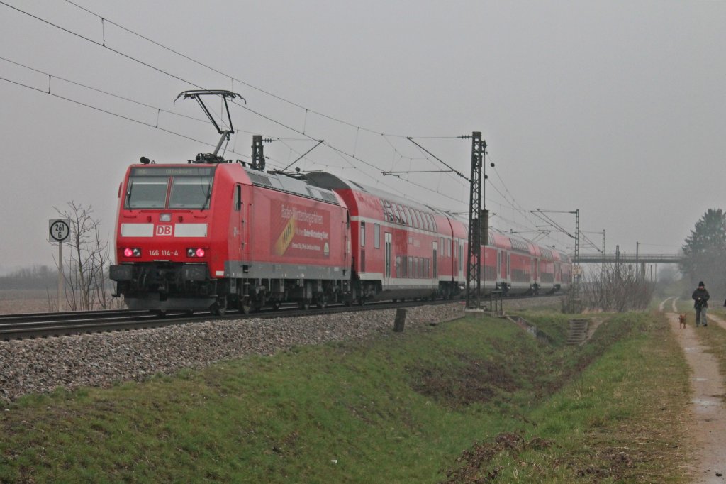 146 114-4 schob am 30.03.2013 einen RE nach Offenburg. Hier ist der RegionalExpress bei Hgelheim.