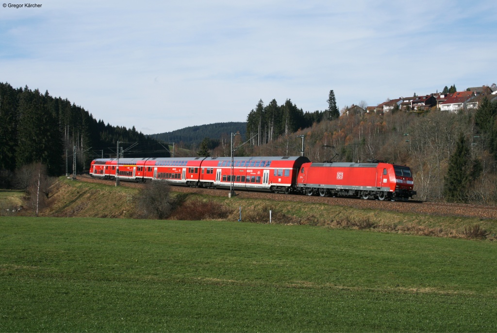 146 114 mit einem RE nach Immendingen kurz vor dem Bahnhof St. Georgen. Aufgenommen am 17.11.2012.