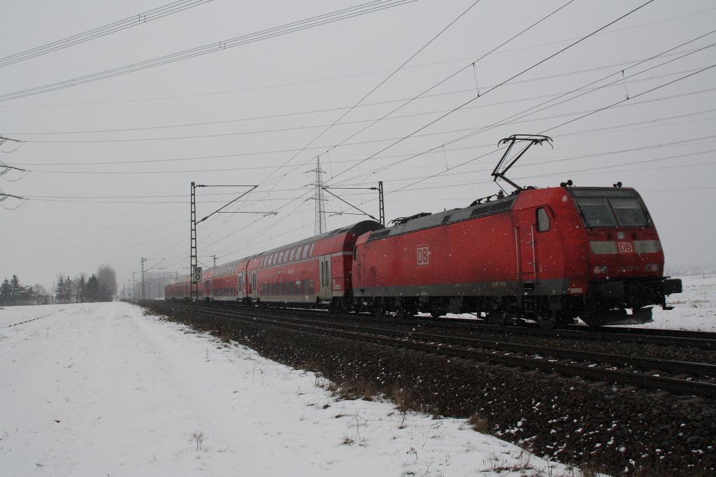 146 118 mit RE von Mannheim Hbf nach Frankfurt(Main)Hbf als Schublok.Am 14.02.10 in Lampertheim.