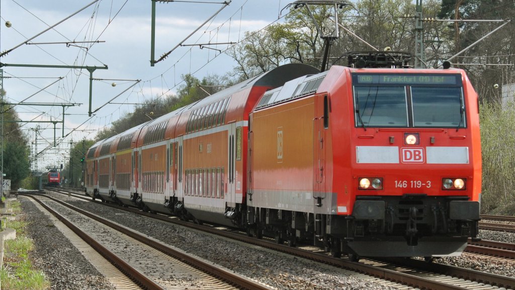 146 119-3 durchfhrt am 15.04.2011 den Bahnhof von Dreieich-Buchschlag.