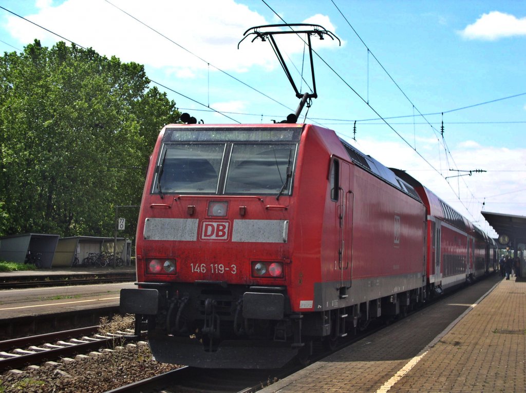 146 119-3 mit einem RE nach Heidelberg am 07.06.09 wrend dem Halt in Mannheim-Friedrichsfeld.