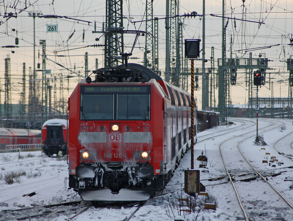 146 120-1 mit der RB15613 (+10 | wegen Gleisbelegung durch den IC1078) aus Wchtersbach bei der Einfahrt in Frankfurt (Main) Hbf, 18.12.10