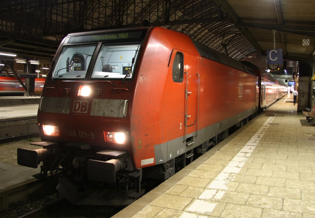 146 121-9 steht mit ihrem RE nach Mannheim am 13.05.10 im Frankfurter Hbf bereit.