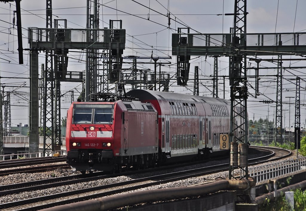 146 122 fhrt mit ihrer RE in den Frankfurter Hbf ein am 13.07.2010