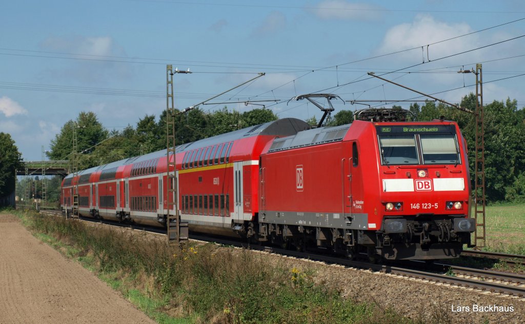 146 123-5 brettert mit 160 Sachen und dem RE 14009 Rheine - Braunschweig Hbf bei Berenbusch hinter Minden (Westf.) Richtung Hannover Hbf. Aufgenommen am 5.09.10.