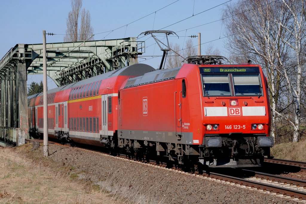 146 123-5 mit RE am 24.03.2011 nach berquerung des Mittellandkanals bei Peine nach Braunschweig unterwegs