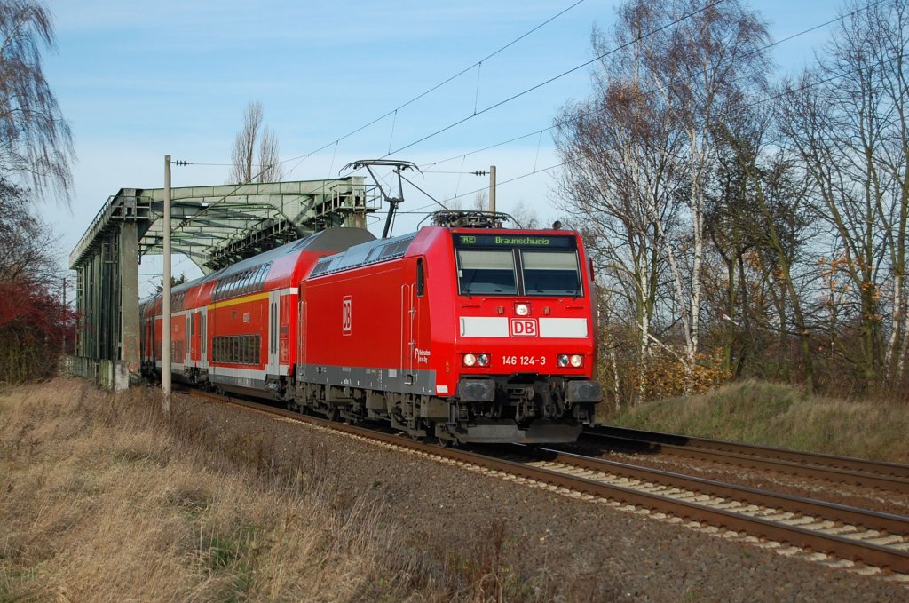 146 124-3 mit Regional Express nach berquerung des Mittellandkanals am 19.11.2009 bei Peine 