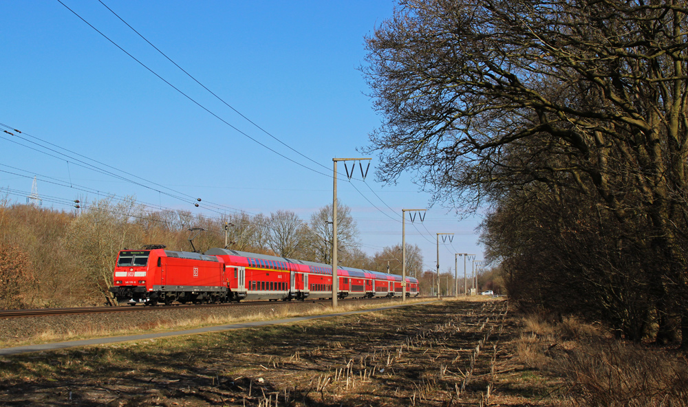 146 126-8 fuhr am 06.04.2013 mit einem RE von Norddeich Mole nach Hannover, hier bei Eisinghausen.
