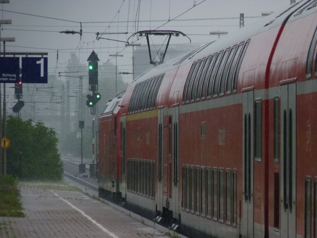 146 127 mit RE nach Hannover bei Regen im Bahnhof Bremen-Sebaldsbrck am 08.08.2010