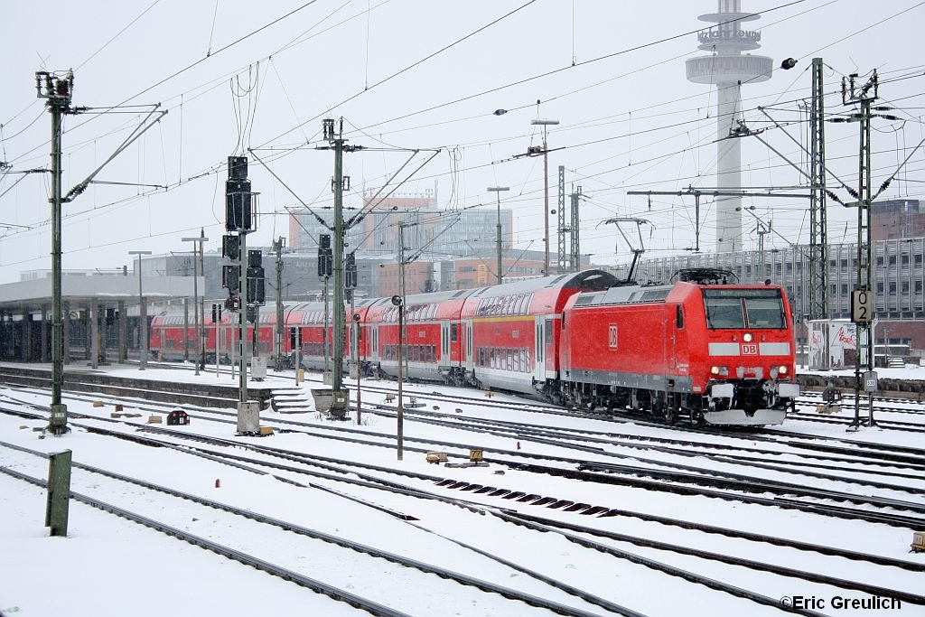 146 129 mit einem RE aus Norddeich in Hannover HBF am 13.2.2010.