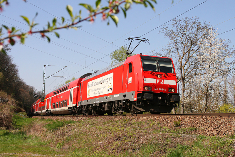 146 203-5 mit RB 19171 auf dem Weg von Mosbach-Neckarelz nach Stuttgart. Die Aufnahme entstand am 17.04.2010 im Neckartal zwischen Kirchheim und Walheim.