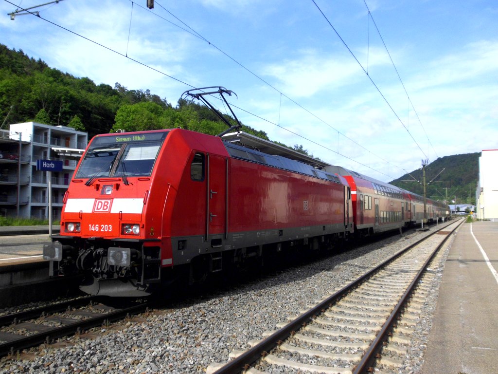 146 203 mit einem RE von Stuttgart nach Singen im Bahnhof Horb am 15.06.2013.