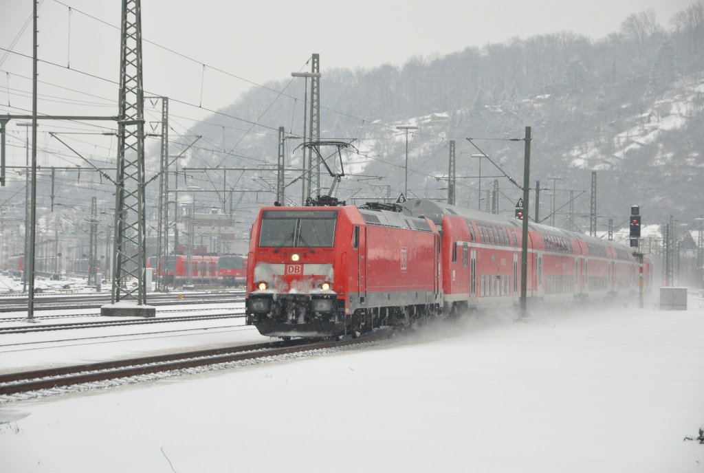 146 205 mit RE 19209 in Plochingen am 13.2.10