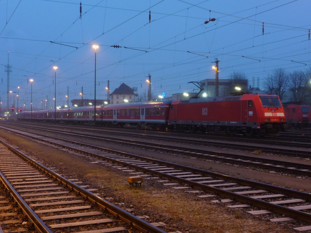 146 208-4 steht mit Lr 76576 nach Rottweil in Singen(Htw). 12.12.09
