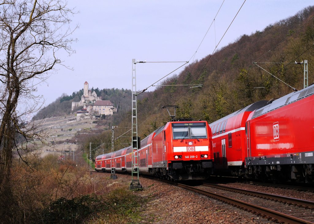 146 209 vermutlich als RB von Mosbach-Neckarelz nach Ulm Hbf unterwegs vor der Kulisse von Burg Hornberg im Neckartal kurz vor Erreichen des Haltepunkts Hamersheim 25.03.11. Den Gegenzug hab ich nur noch im Augenwinkel wahrgenommen, leider war die Serienbildfunktion meiner Camera nicht schnell genug, um beide Loks komplett im Bild festzuhalten.