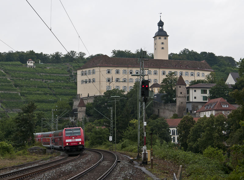 146 212-6 am 2. August 2010 mit RB 19161 (Mosbach-Neckarelz - Ulm Hbf) in Gundelsheim. Im Hintergrund das Schloss Horneck.