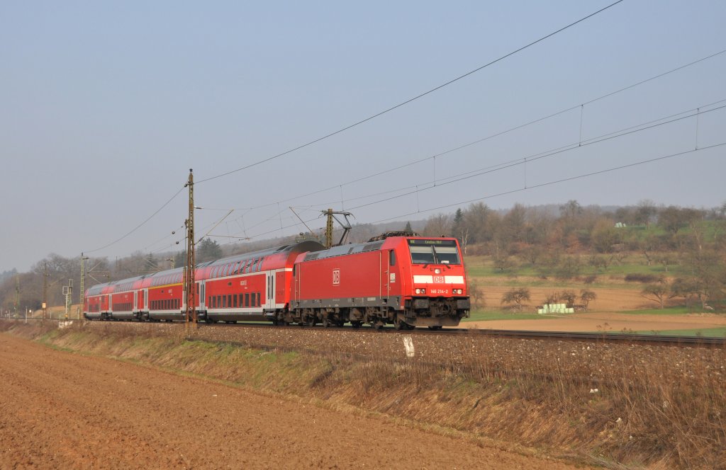 146 214 zieht ihren IRE 4223 nach Lindau.Der Zug ist mit 146er bespannt bis Ulm.In Ulm wird auf 218er umgespannt un dann geht es weiter an den Bodensee.Das Bild entstand bei Ebersbach/Fils am 24.3.2012