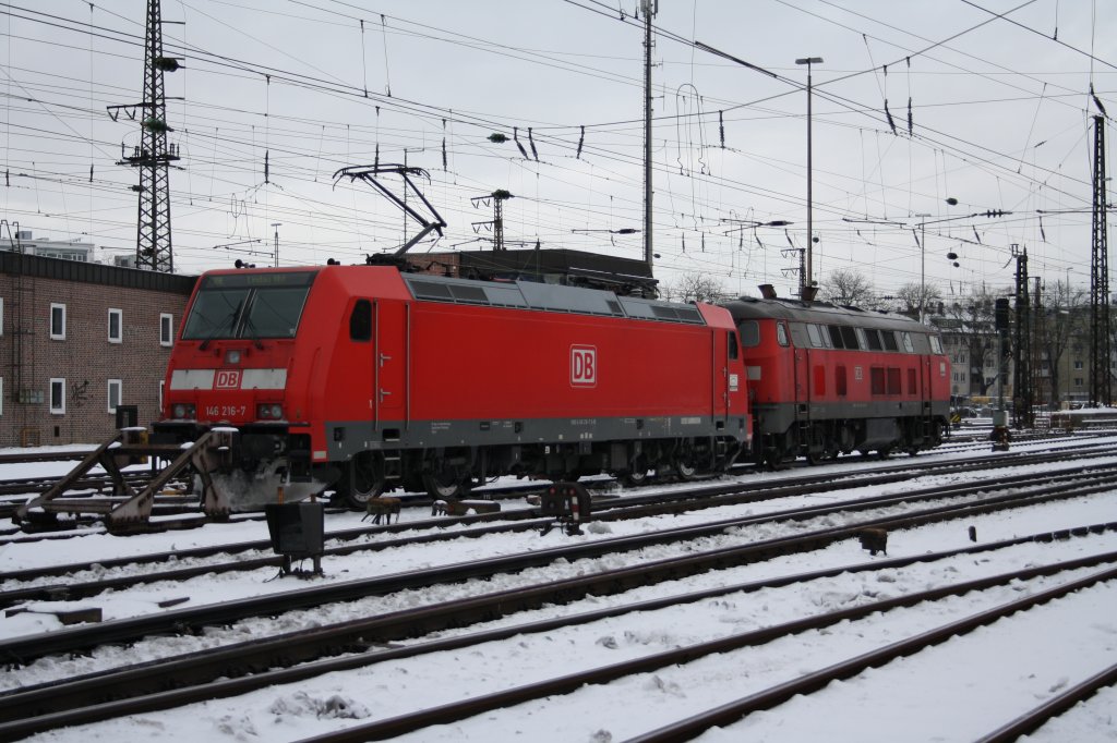 146 216 und eine 218er stehen auf einem Abstellgleis im Ulmer HBF( Aufgenommen von einem Fu�weg nebern der Bahnlinie) 19.12.2010