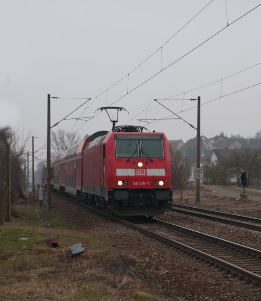 146 216-7 mit dem RE 19616 (Singen - Stuttgart) in Mhlhausen am 24. Januar 2010.