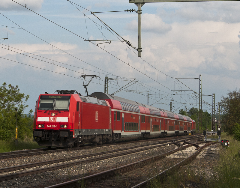 146 219-1 und 146 226-6 mit RE 19618 (Singen(Htw) - Stuttgart Hbf) am 29. Mai 2010 bei Welschingen-Neuhausen.
