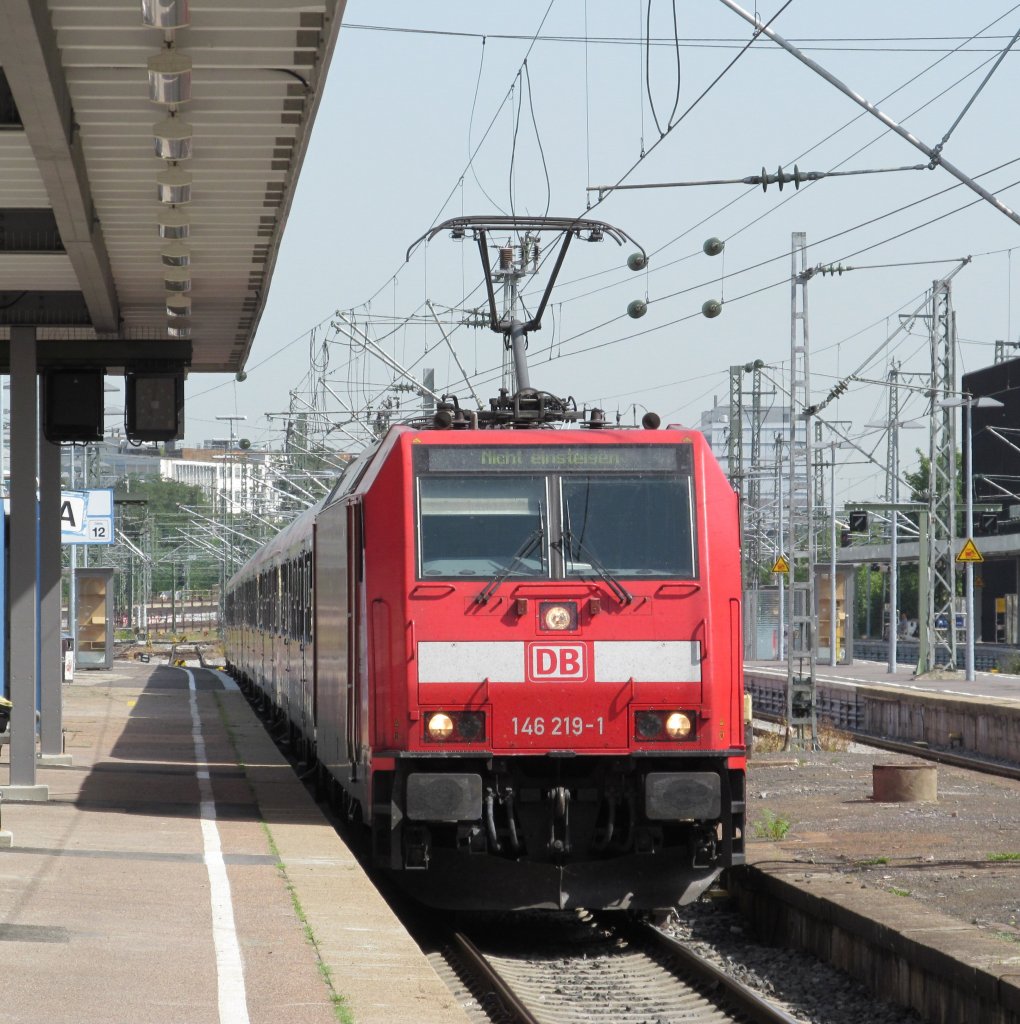 146 219-1 zieht am 20. August 2012 einen RE aus Aalen in den Stuttgarter Hbf. 