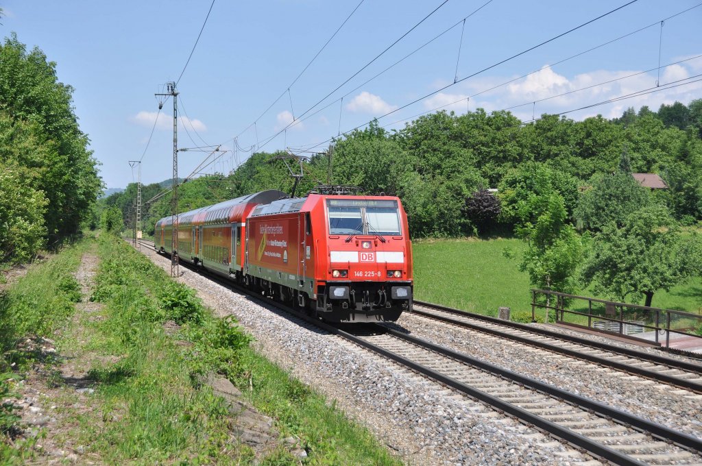 146 225 mit Werbung fr das BaW-Ticket bringt IRE 4227 nach Lindau,Durchfahrt in Gingen an der Fils am 28.5.2012