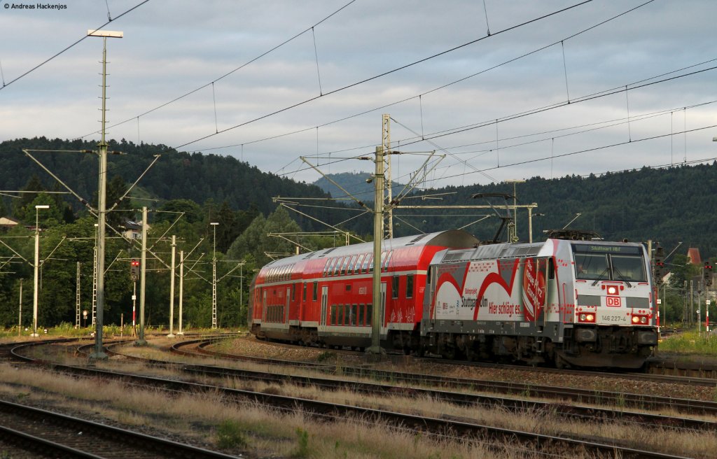 146 227-4 mit dem RE 19050 (Singen(Htw)-Stuttgart Hbf) bei der Einfahrt Rottweil 25.6.11