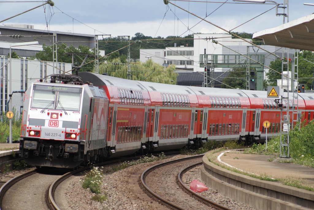 146 227-4 mit einem RE in Stuttgart Feuerbach am 25.07.09