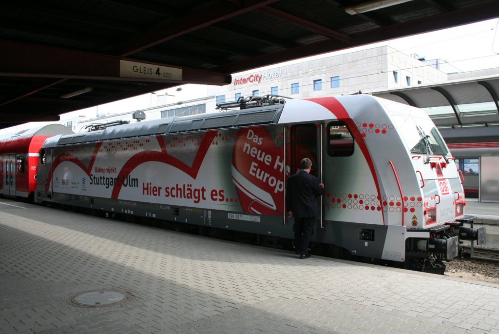 146 227-4 mit der Werbeaufschrift  Bahnprojekt Stuttgart-Ulm. Hier schlgt es... Das neue Herz Europas  in Ulm Hbf, 18.04.10