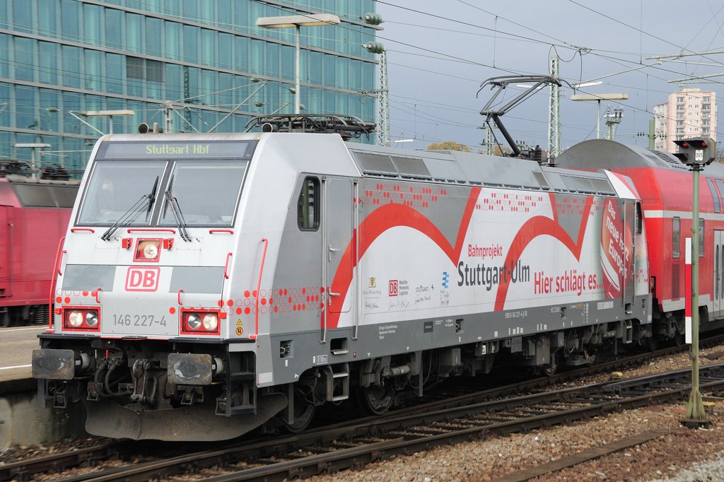 146 227-4 mit Werbung fr das  neue Herz Europas , die Schnellfahrstrecke Stuttgart-Ulm. Auch bekannt unter Stuttgart 21 inklusive Totalumbau des Stuttgarter Hbfs. (12.11.2009).
