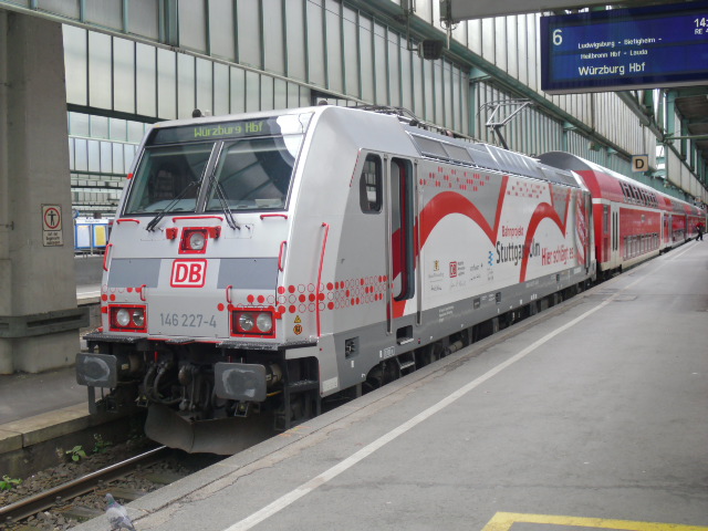 146 227 als RE nach Karlsruhe in Stuttgart HBF. 19.6.2011.