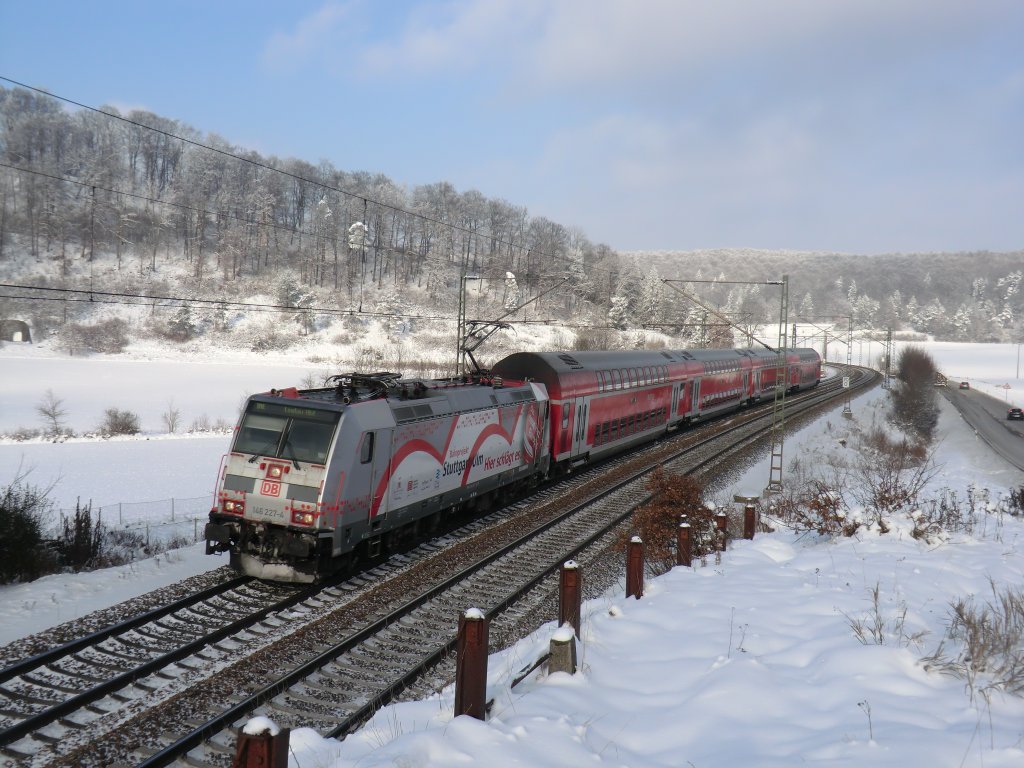 146-227 am 4.12.10 mit dem IRE 4227 Stuttgart - Lindau Hbf am km 70,0 bei Urspring in der Eisesklte mit + 27 min.