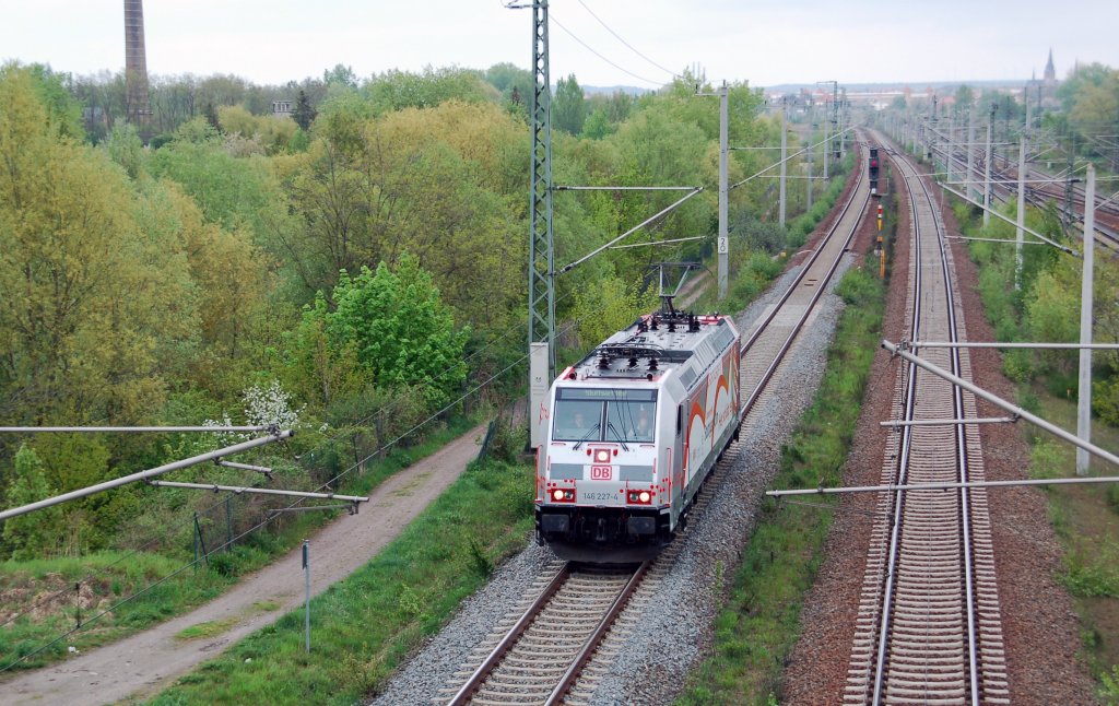 146 227 fhrt am 04.05.10 durch Holzweissig Richtung Halle(S). Sie fuhr an diesem Tag vom Werk Dessau zurck zu ihrer Heimatdienststelle Stuttgart.