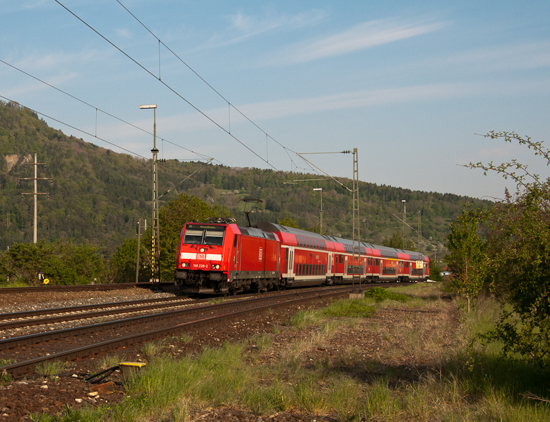 146 228-2 am 23. April 2011 mit dem RE 5307 (Baden-Baden - Kreuzlingen) in Welschingen.